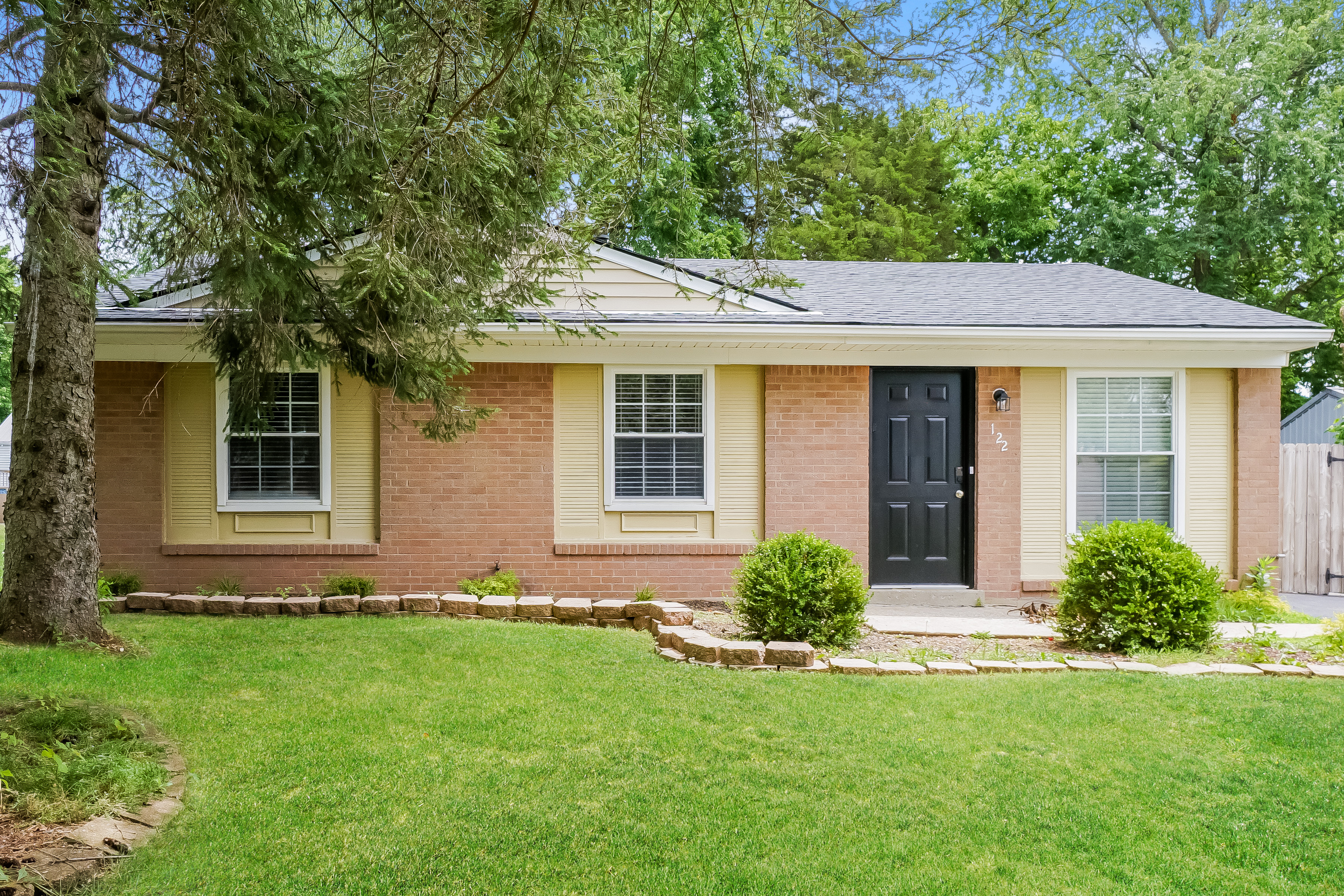 122 OAKCREST CT LOUISVILLE, KY 40229